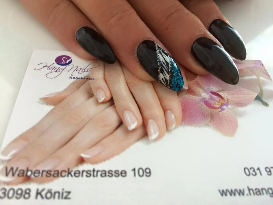 Dunkle Nägel mit Design