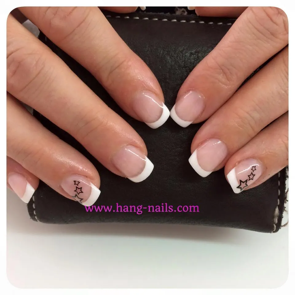 French-Nägel mit Glitzerakzent